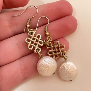 Vintage Real PEARL Gold Tone Celtic Knot Mermaid Core Preppy Classic Earrings